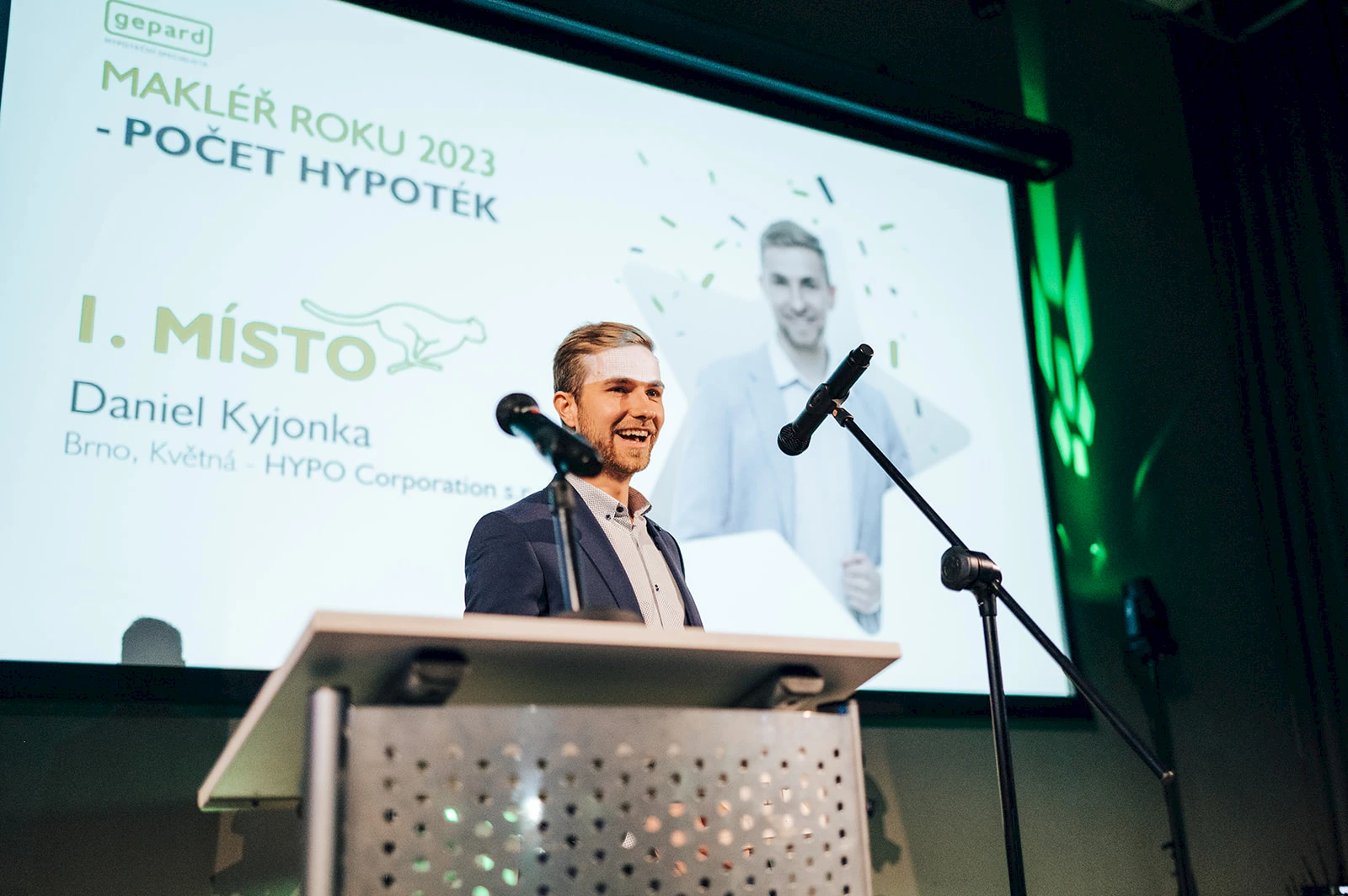 Daniel Kyjonka u řečnického pultu na pódiu, přebírá ocenění Makléř roku za nejvyšší počet realizovaných hypoték