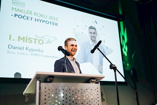 Daniel Kyjonka u řečnického pultu na pódiu, přebírá ocenění Makléř roku za nejvyšší počet realizovaných hypoték