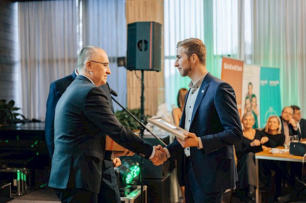 Daniel Kyjonka přebírá ocenění