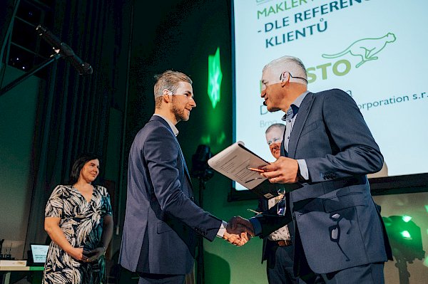Daniel Kyjonka přebírá ocenění Makléř roku dle referencí klientů